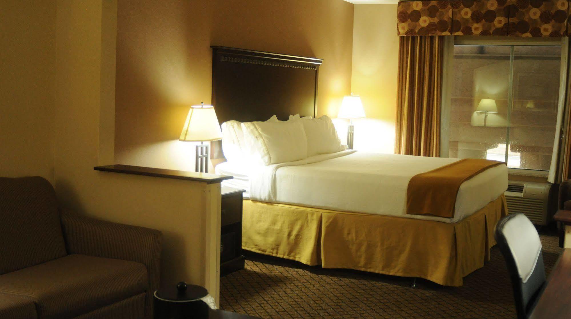 Holiday Inn Express Hotel & Suites Sedalia By Ihg Exterior foto